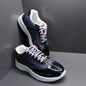 Stijlvolle marineblauwe polkadot canvas sneakers met roze veters en witte zolen