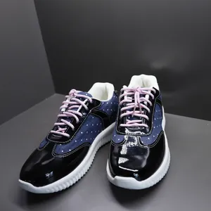 Harajuku-stijl sneakers met polka dot denim en roze veters op grijze achtergrond