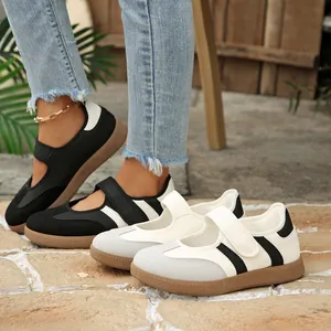 Primer plano detallado de las zapatillas Mary Jane retro con velcro y rayas en contraste.