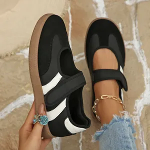 Primer plano de bailarinas Mary Jane retro negras con rayas blancas y cierre de velcro