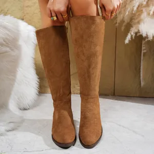 Nahaufnahme von modischen braunen kniehohen Wildlederstiefeln mit seitlichem Reißverschluss