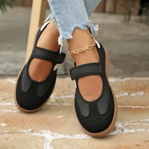 Primer plano de bailarinas Mary Jane negras vintage con velcro y suela de goma