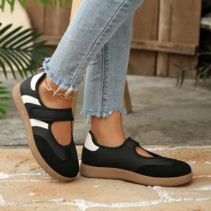 Vista detallada de zapatos Mary Jane negros retro con tira de velcro y punta redonda
