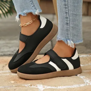 Detalle de zapatos Mary Jane negros vintage con tira de velcro y gruesa suela de goma.