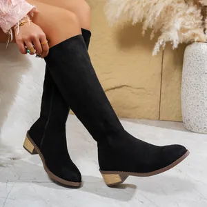 Detailansicht eleganter schwarzer Overknee-Stiefel aus Wildleder mit Blockabsatz