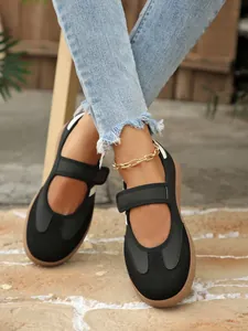 Vista detallada de los zapatos Mary Jane retro negros con cierre de velcro y punta redonda