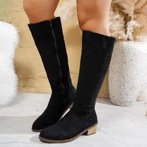 Detailansicht schwarzer Overknee-Stiefel aus Wildleder mit Blockabsatz und Reißverschluss