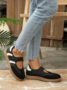 Zapatillas Mary Jane vintage negras con cierre de velcro y suela de goma
