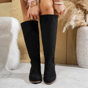 Nahaufnahme-Detail der schwarzen Wildleder-Kniestiefel mit seitlichem Reißverschluss