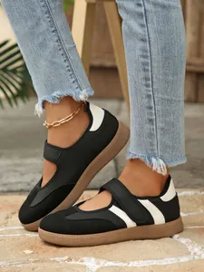 Detalle de zapatillas Mary Jane negras vintage con correas de velcro y suelas de goma