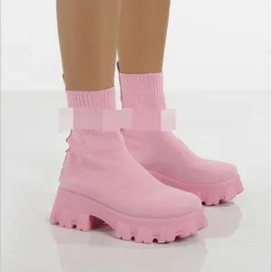 Stijlvolle roze gebreide soklaarzen in grote maten met dikke platformzool en ademende fly-knit