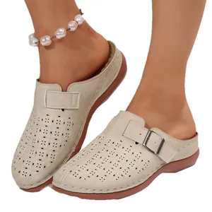 Sabots ajourés rétro pour femmes avec semelle épaisse et bride à boucle, beige.
