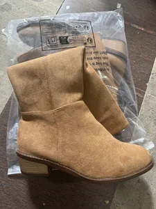 Detailansicht brauner Wildleder-Overkneestiefel mit Blockabsatz in Plastiktüte