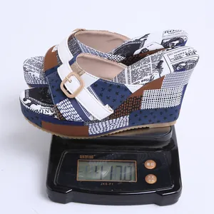 Sandales compensées imprimé journal vintage avec boucle pesées sur une balance