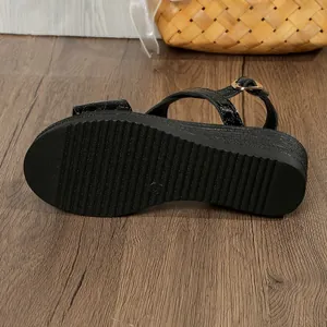 Détail de la semelle antidérapante et du talon compensé des sandales noires à plateau
