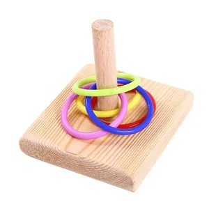 Gedetailleerde macro-opname van kleurrijk papegaaienspeelgoed met ringen op hout