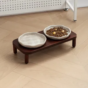 Cuenco doble de cerámica para mascotas con soporte minimalista de madera de roble