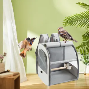 Ademende vogeldrager rugzak met zitstok en voerbakjes in een natuurlijke setting