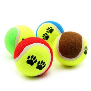 Ensemble de quatre balles de tennis pour chiens avec de jolies empreintes de pattes