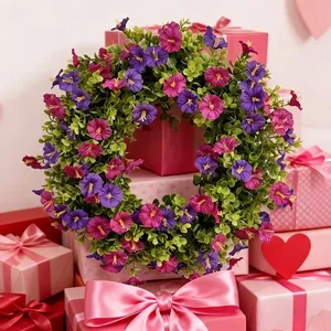 Detalle de corona de gloria de la mañana artificial sobre cajas de regalo decorativas