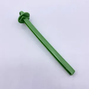 Primo piano di un posatoio in plastica verde per gabbia per uccelli con clip di fissaggio