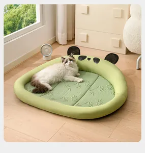 Panda-Kühlmatte für Haustiere mit Bambusblattmuster in einer Wohnumgebung.