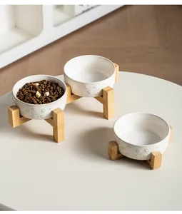 Cuenco de cerámica para mascotas con soporte de bambú y relieve de huellas de gato