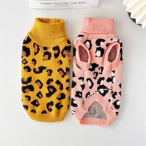 Zwei gemütliche Strickpullover für Haustiere mit Leopardenmuster in Gelb und Rosa für Hunde