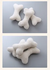 Vue détaillée des jouets pour chiens en forme d'os en polaire sherpa blanche