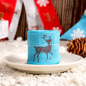 Blauwe kerstlintrol van imitatiejute met glinsterende rendierprint voor doe-het-zelf cadeau.