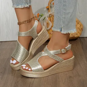 Sandales compensées dorées avec texture crocodile portées avec un jean en denim