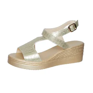 Sandale compensée dorée élégante avec brides à motif crocodile et boucle réglable