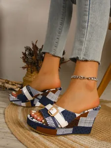 Vue détaillée de sandales compensées rétro en patchwork bleu avec boucle décorative