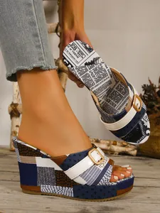 Sandales compensées vintage à imprimé journal avec boucle et bout ouvert chic pour femme.
