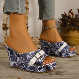 Vue détaillée de sandales compensées vintage à imprimé graffiti denim et boucle