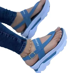Blaue Sommer-Plateau-Zehentrenner mit Schnallenriemen und Fashion-Print