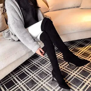 Modische schwarze Overknee-Stiefel aus Wildleder mit spitzer Zehenpartie für Winteroutfits.