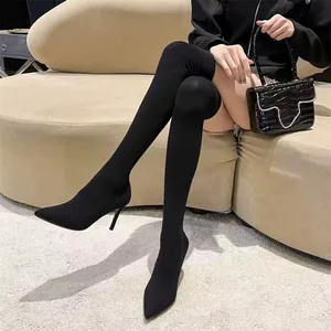 Elegante Nahaufnahme schwarzer, spitzer Overknee-Stiefel mit stilvollem Stiletto-Absatz