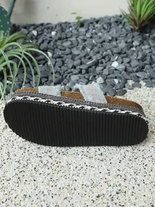 Detailansicht von Plateau-Sandalen mit Strass und dicker rutschfester Gummisohle Kork