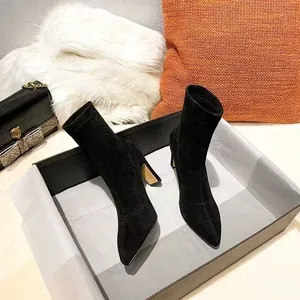 Modische schwarze Wildleder-Stiefeletten mit spitzer Kappe in einer Geschenkbox