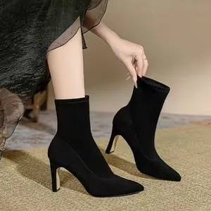 Detailansicht eleganter schwarzer spitzer Sockenstiefeletten aus Wildleder mit Absatz