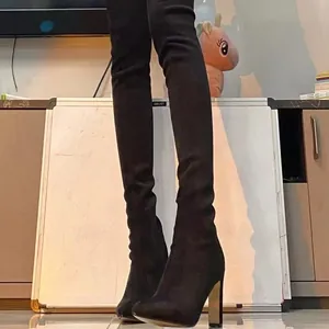 Detailansicht der schwarzen Wildleder-Overknee-Stiefel mit Blockabsatz und Spitze.