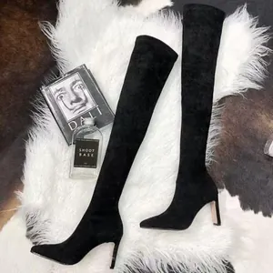 Detailansicht der schwarzen Overknee-Stiefel aus Wildleder mit spitzer Zehenpartie