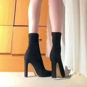 Seitenansicht eleganter schwarzer Sockenstiefel mit Blockabsatz und Spitze für Herbst.