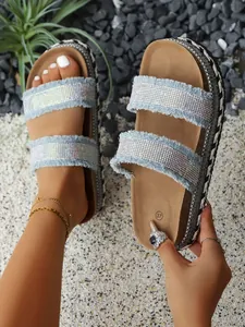Damen-Plateausandalen mit Strassbesatz, hellblauen Jeansfransen und Espadrille-Seilsohle.