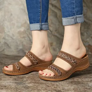 Sandales compensées confortables pour femmes avec brides découpées et semelle plateforme