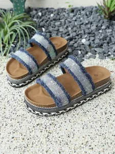 Detailansicht von Plateau-Sandalen mit Glitzer-Strasssteinen und gewebter Hanfsohle
