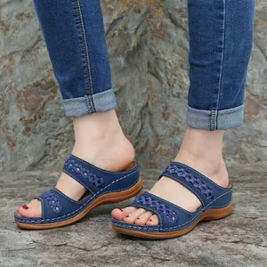 Élégantes sandales compensées bleues pour femmes avec un superbe design ajouré.