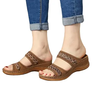 Sandales classiques à talons compensés marron pour femmes avec découpes élégantes.