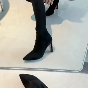 Elegante schwarze Wildleder-Stiefel mit spitzer Kappe und Blockabsatz für Herbst und Winter